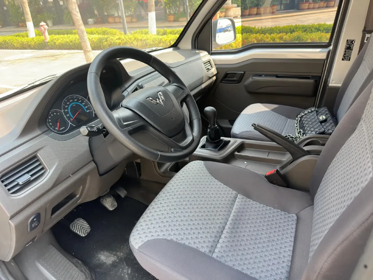 2023 WuLing RongGuang New Truck 1.5L 102HP L4 5MT,autocango,china used car exporter,china ev exporter,chinese used car exporter,chinese used ev exporter