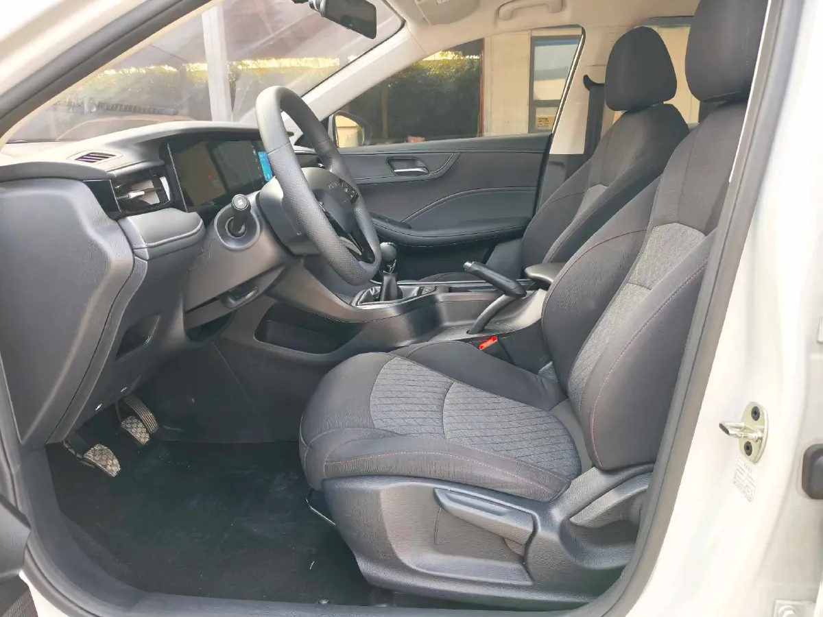 2023 Roewe i5 1.5L 129HP L4 5MT,autocango,china used car exporter,china ev exporter,chinese used car exporter,chinese used ev exporter