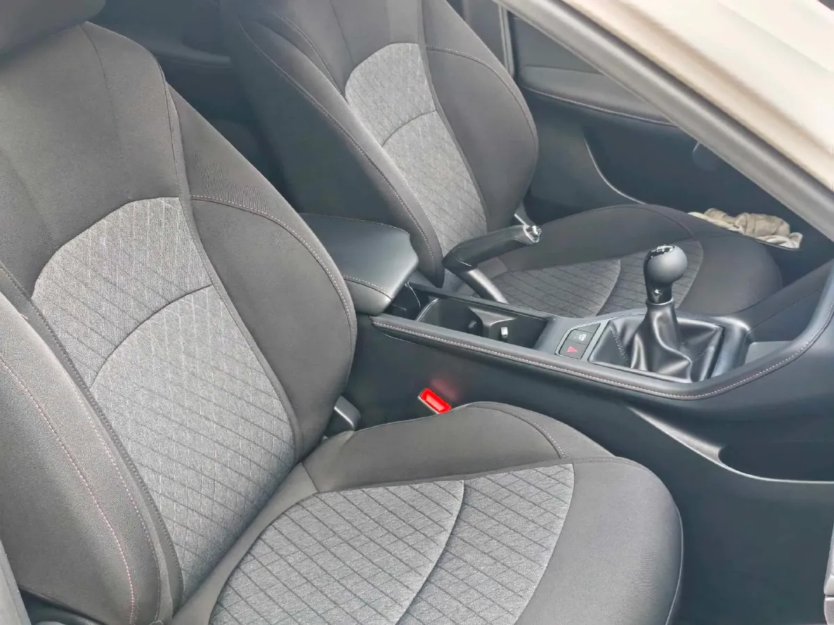 2023 Roewe i5 1.5L 129HP L4 5MT,autocango,china used car exporter,china ev exporter,chinese used car exporter,chinese used ev exporter