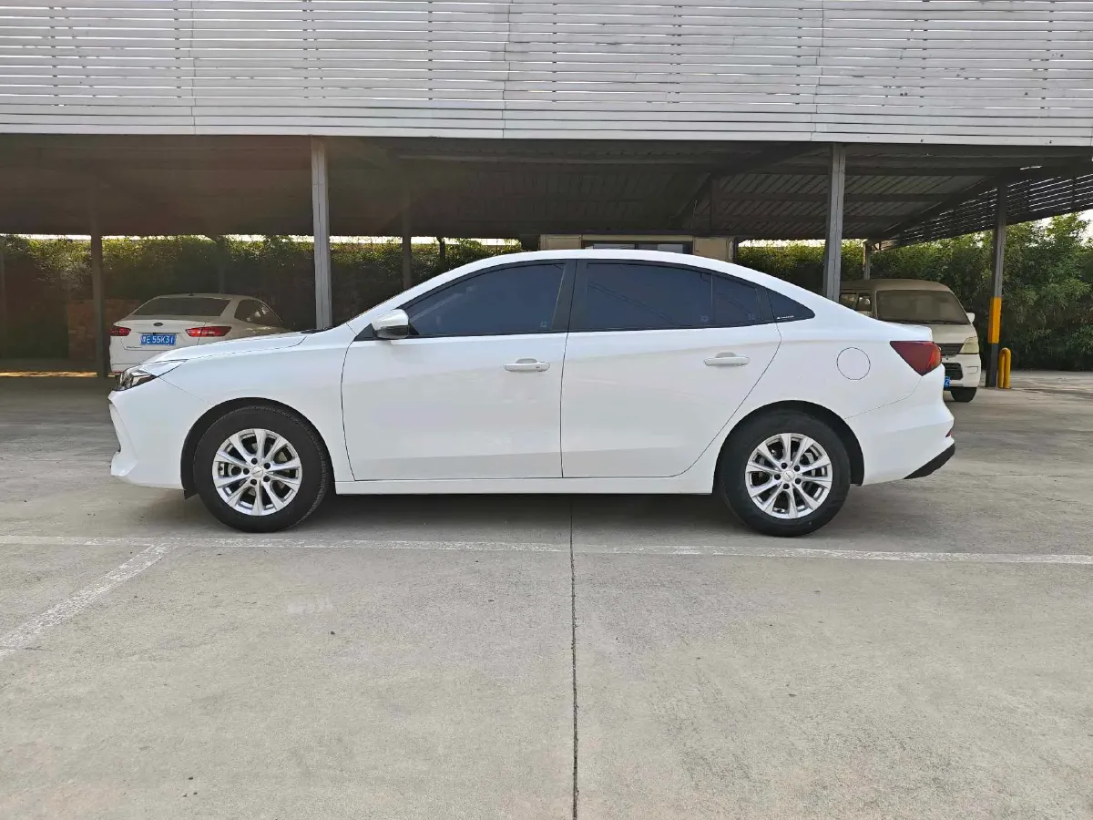 2023 Roewe i5 1.5L 129HP L4 5MT,autocango,china used car exporter,china ev exporter,chinese used car exporter,chinese used ev exporter