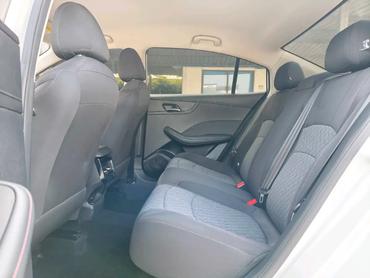 2023 Roewe i5 1.5L 129HP L4 5MT,autocango,china used car exporter,china ev exporter,chinese used car exporter,chinese used ev exporter