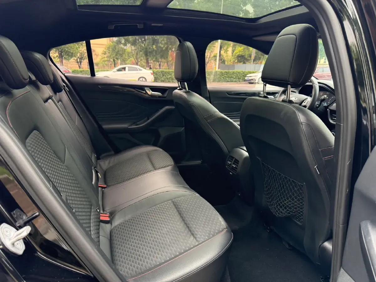 2020 Ford Focus 1.5T 174HP L3 8AT,autocango,china used car exporter,china ev exporter,chinese used car exporter,chinese used ev exporter