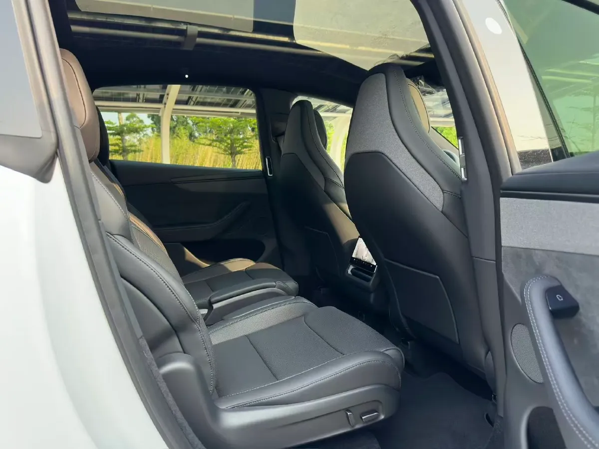 2025 Tesla Model Y L BEV,autocango,china used car exporter,china ev exporter,chinese used car exporter,chinese used ev exporter