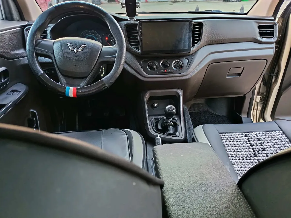 2019 WuLing HongGuang V 1.5L 99HP L4 6MT,autocango,china used car exporter,china ev exporter,chinese used car exporter,chinese used ev exporter