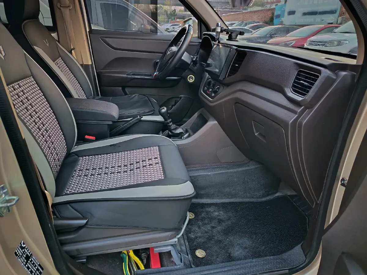 2019 WuLing HongGuang V 1.5L 99HP L4 6MT,autocango,china used car exporter,china ev exporter,chinese used car exporter,chinese used ev exporter