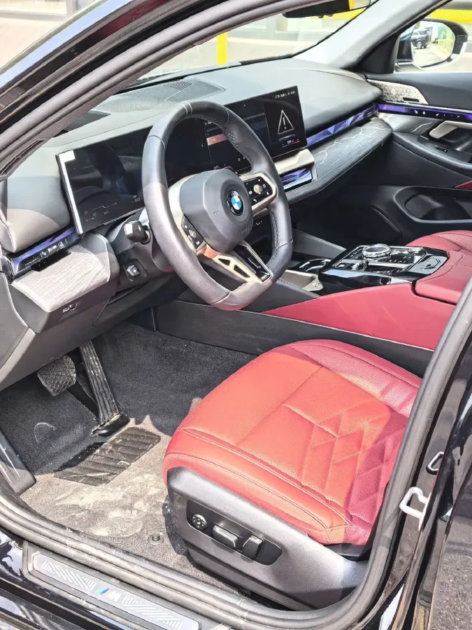 2025 BMW 5 Series 2.0T 258HP L4 8AT,autocango,china used car exporter,china ev exporter,chinese used car exporter,chinese used ev exporter