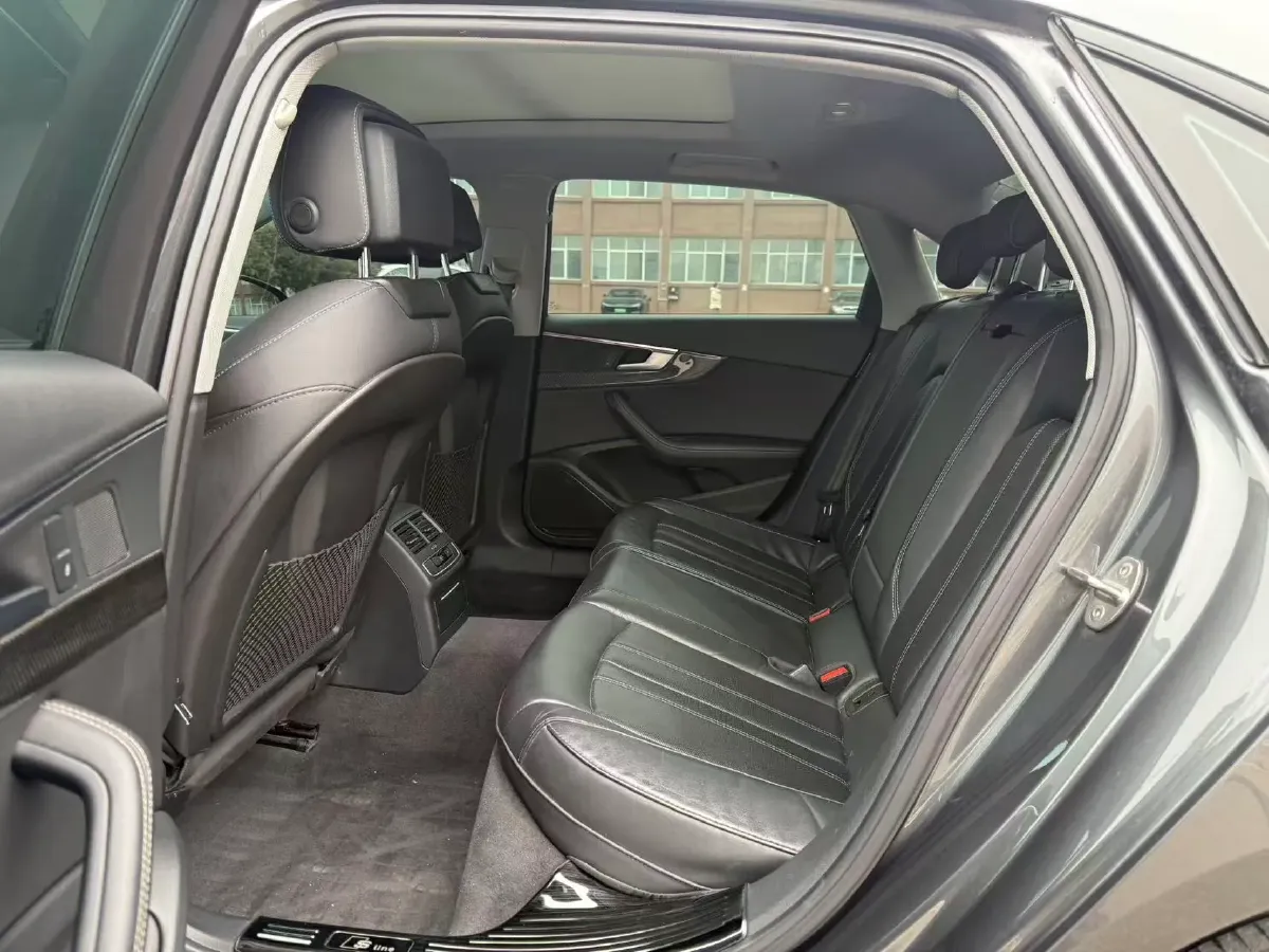 2022 Audi A4L 2.0T 190HP L4 7DCT,autocango,china used car exporter,china ev exporter,chinese used car exporter,chinese used ev exporter