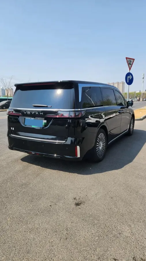 2025 Voyah Dream 1.5T 150HP L4 PHEV 41.7KWH,autocango,china used car exporter,china ev exporter,chinese used car exporter,chinese used ev exporter