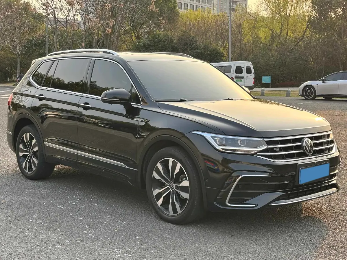 2024 Volkswagen Tiguan L 2.0T 186HP L4 7DCT,autocango,china used car exporter,china ev exporter,chinese used car exporter,chinese used ev exporter
