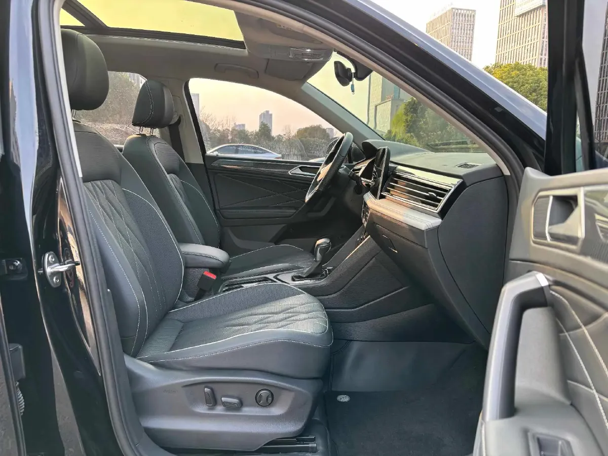 2024 Volkswagen Tiguan L 2.0T 186HP L4 7DCT,autocango,china used car exporter,china ev exporter,chinese used car exporter,chinese used ev exporter
