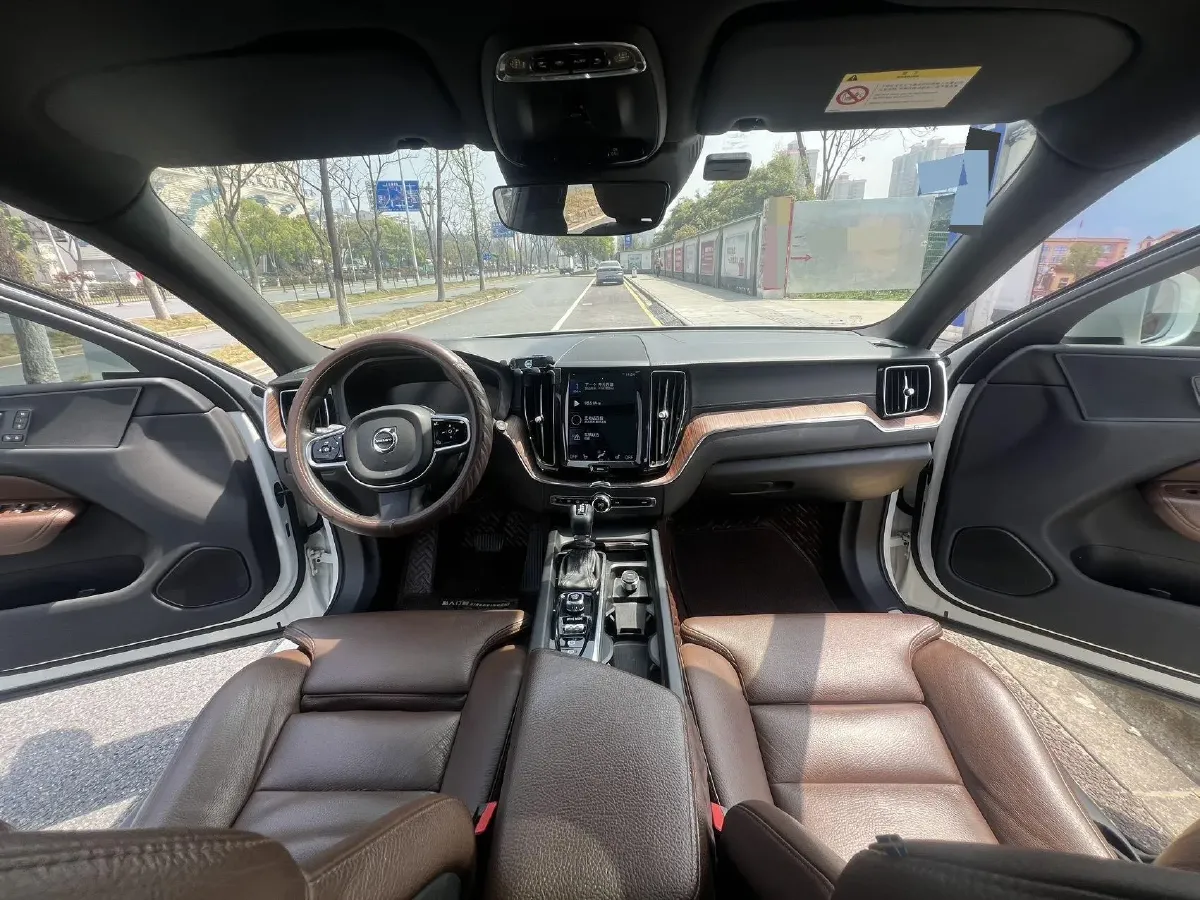 2021 Volvo XC60 2.0T 250HP L4 8AT,autocango,china used car exporter,china ev exporter,chinese used car exporter,chinese used ev exporter