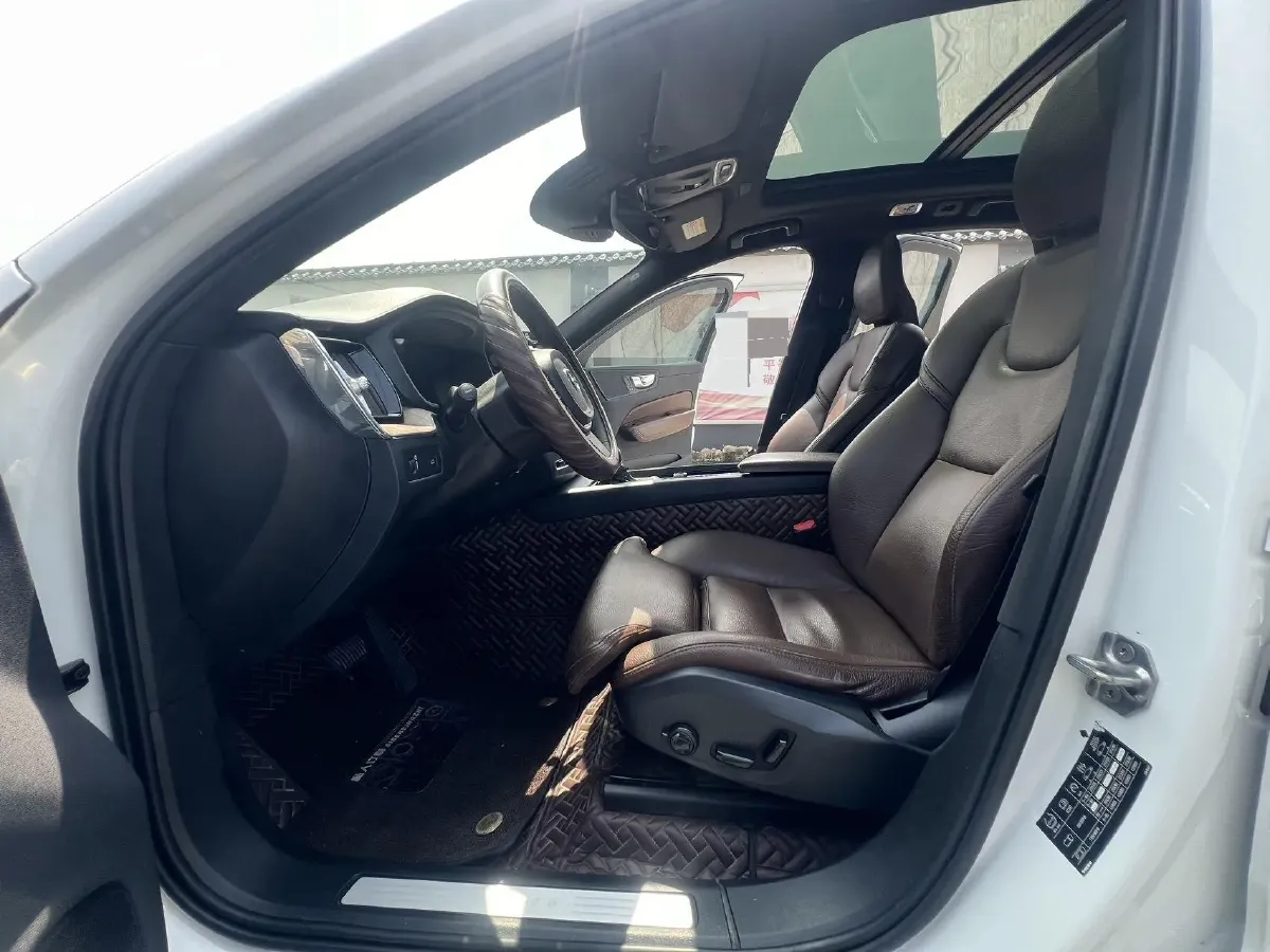 2021 Volvo XC60 2.0T 250HP L4 8AT,autocango,china used car exporter,china ev exporter,chinese used car exporter,chinese used ev exporter