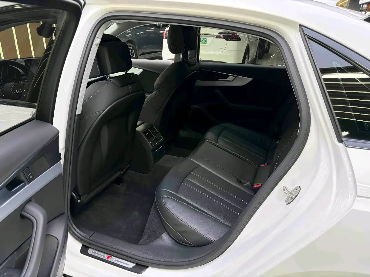 2022 Audi A4L 2.0T 190HP L4 7DCT,autocango,china used car exporter,china ev exporter,chinese used car exporter,chinese used ev exporter