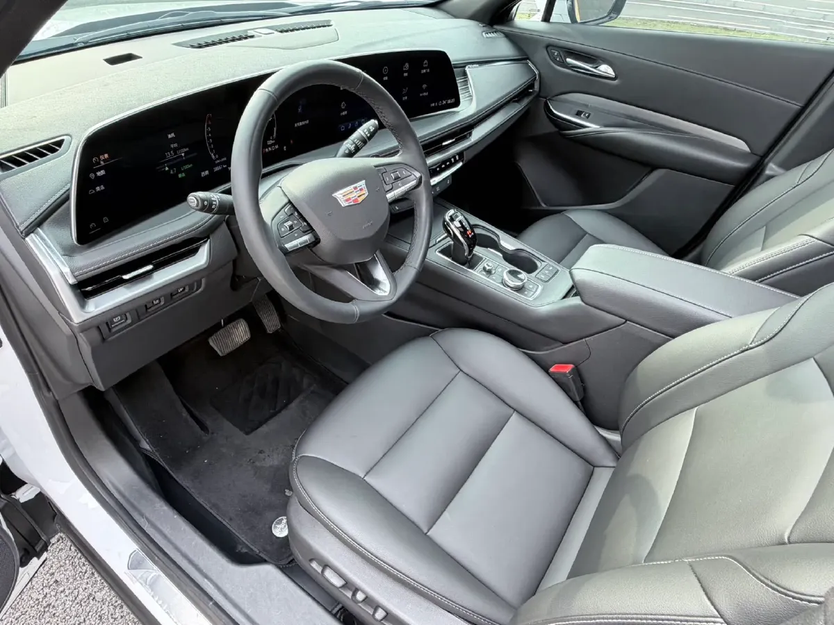 2024 Cadillac XT4 2.0T 237HP L4 9AT,autocango,china used car exporter,china ev exporter,chinese used car exporter,chinese used ev exporter