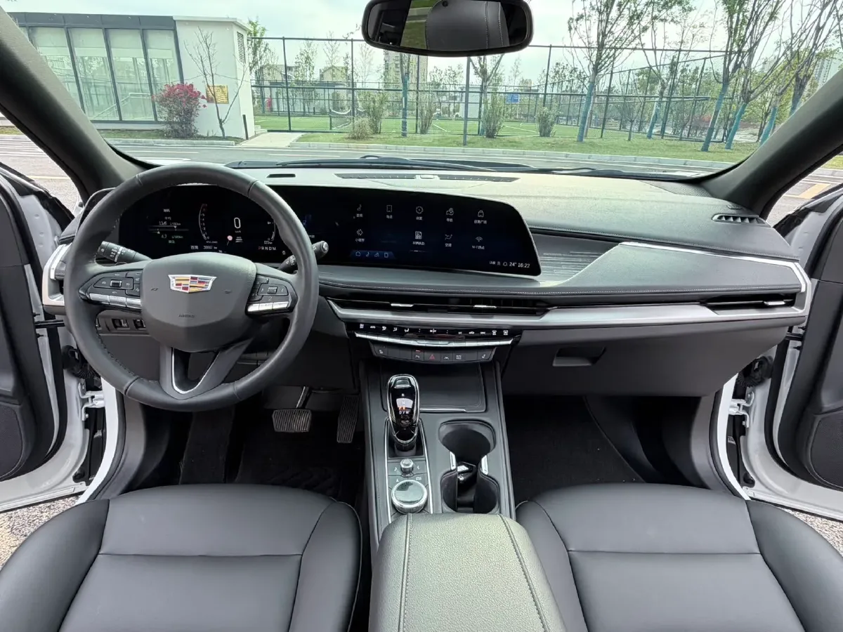 2024 Cadillac XT4 2.0T 237HP L4 9AT,autocango,china used car exporter,china ev exporter,chinese used car exporter,chinese used ev exporter