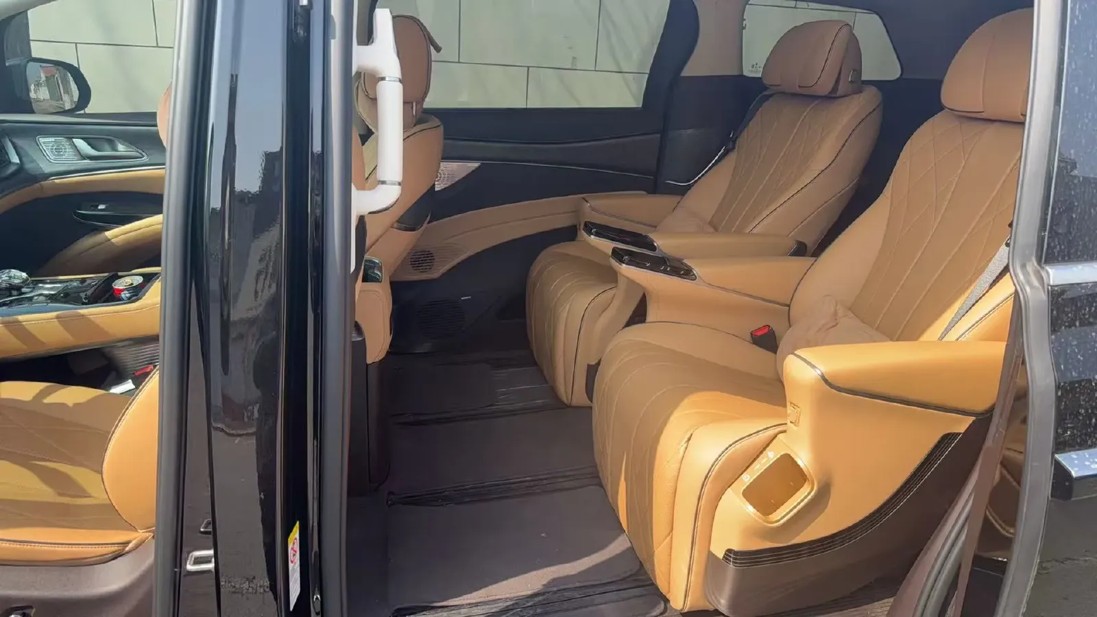 2024 Denza D9 1.5T 139HP L4 E-CVT PHEV 40KWH,autocango,china used car exporter,china ev exporter,chinese used car exporter,chinese used ev exporter