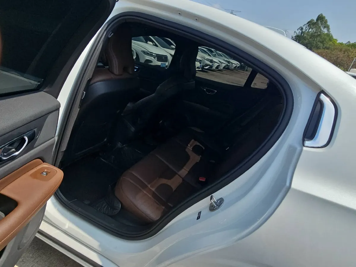 2023 Volvo S60 2.0T 197HP L4 7DCT,autocango,china used car exporter,china ev exporter,chinese used car exporter,chinese used ev exporter