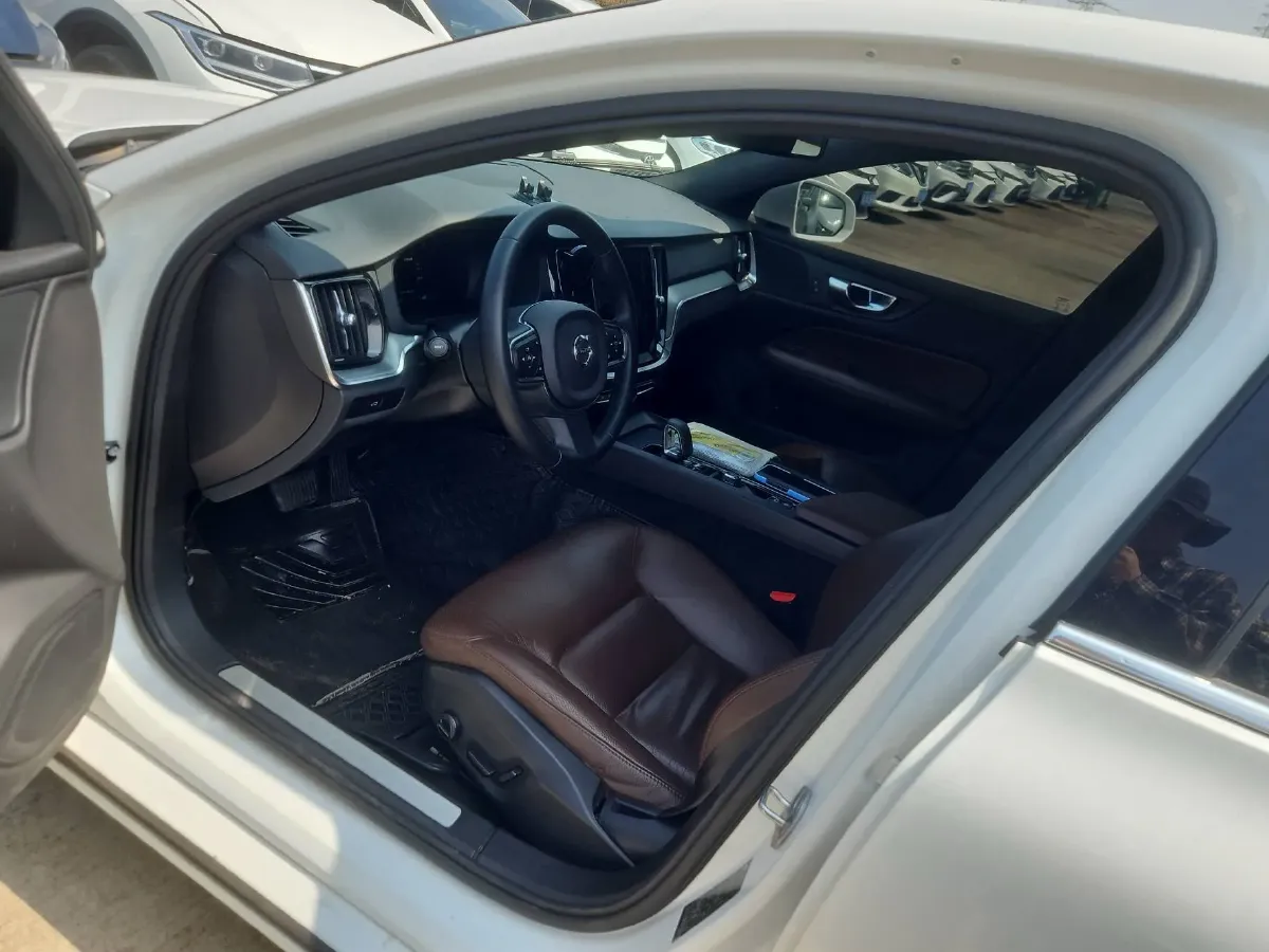 2023 Volvo S60 2.0T 197HP L4 7DCT,autocango,china used car exporter,china ev exporter,chinese used car exporter,chinese used ev exporter