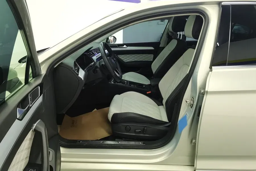 2023 Volkswagen Magotan 2.0T 186HP L4 7DCT,autocango,china used car exporter,china ev exporter,chinese used car exporter,chinese used ev exporter