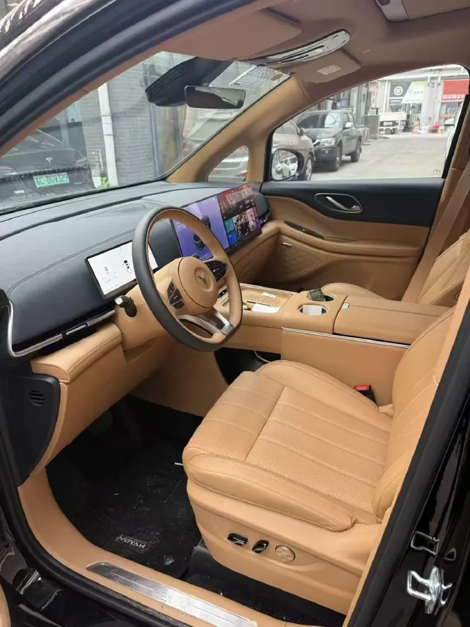 2025 Voyah Dream 1.5T 150HP L4 PHEV 41.7KWH,autocango,china used car exporter,china ev exporter,chinese used car exporter,chinese used ev exporter