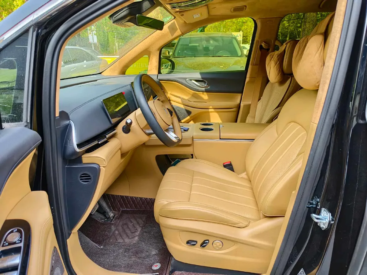 2025 Voyah Dream 1.5T 150HP L4 PHEV 41.7KWH,autocango,china used car exporter,china ev exporter,chinese used car exporter,chinese used ev exporter