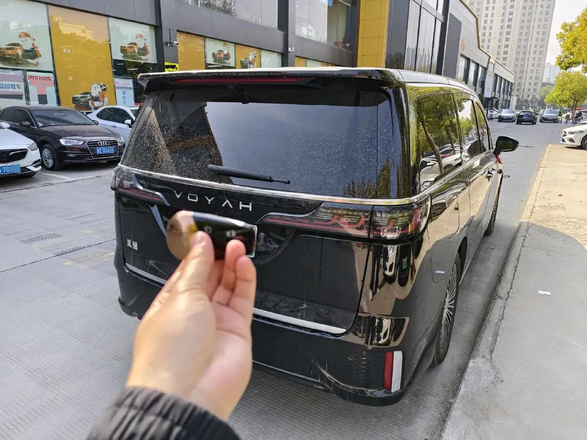 2025 Voyah Dream 1.5T 150HP L4 PHEV 41.7KWH,autocango,china used car exporter,china ev exporter,chinese used car exporter,chinese used ev exporter