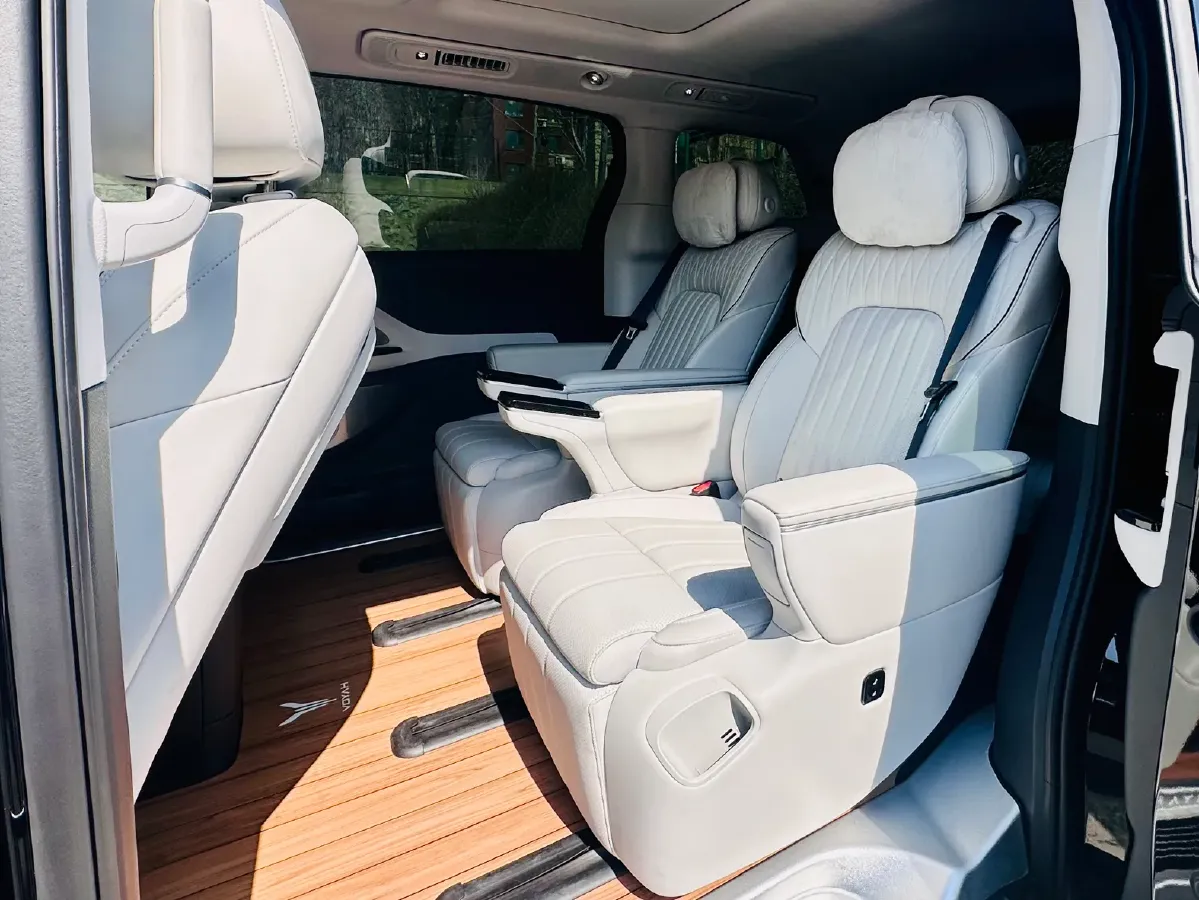 2025 Voyah Dream 1.5T 150HP L4 PHEV 41.7KWH,autocango,china used car exporter,china ev exporter,chinese used car exporter,chinese used ev exporter