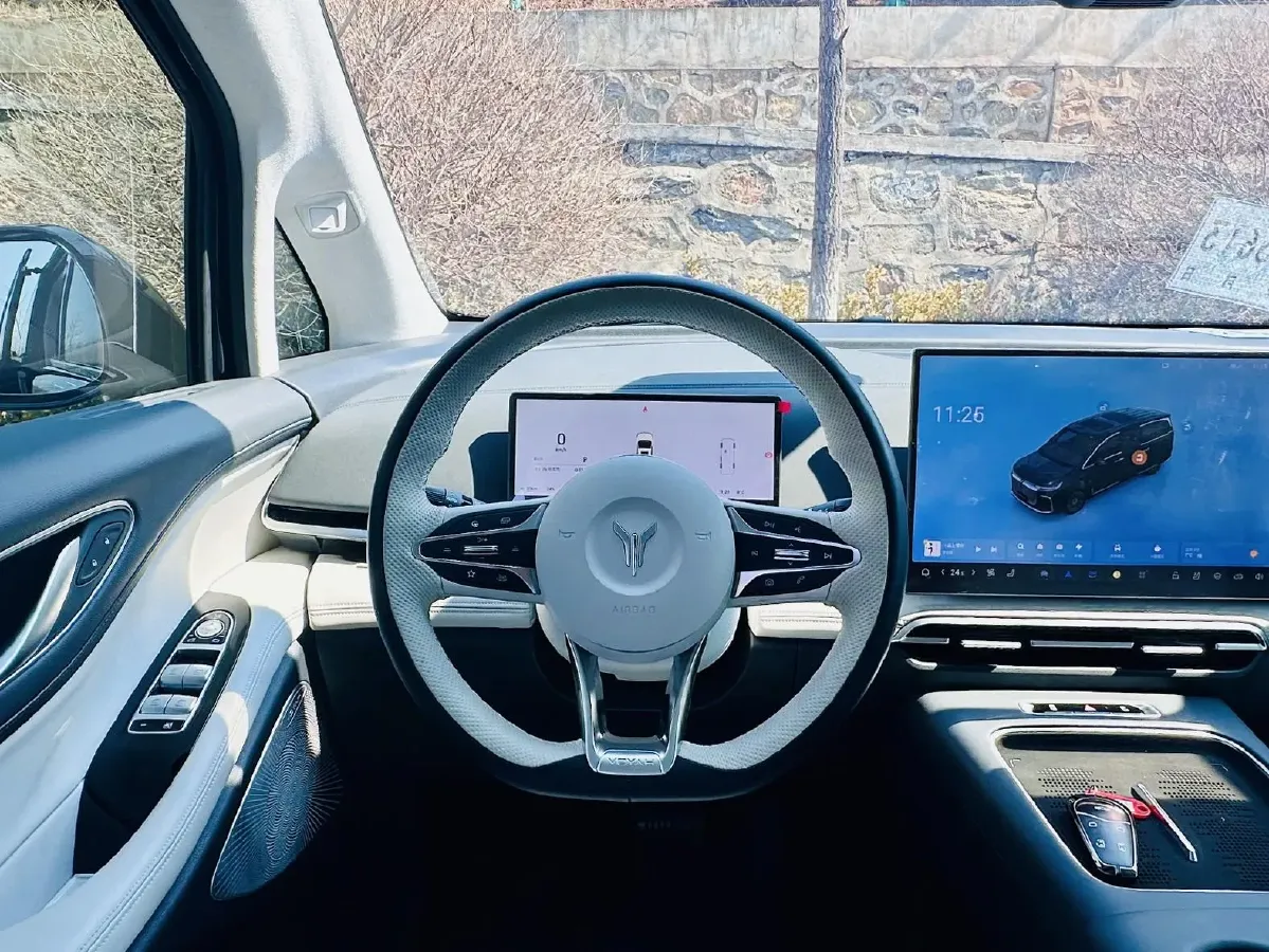 2025 Voyah Dream 1.5T 150HP L4 PHEV 41.7KWH,autocango,china used car exporter,china ev exporter,chinese used car exporter,chinese used ev exporter