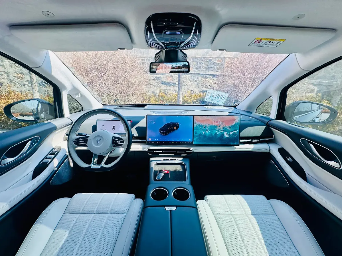 2025 Voyah Dream 1.5T 150HP L4 PHEV 41.7KWH,autocango,china used car exporter,china ev exporter,chinese used car exporter,chinese used ev exporter