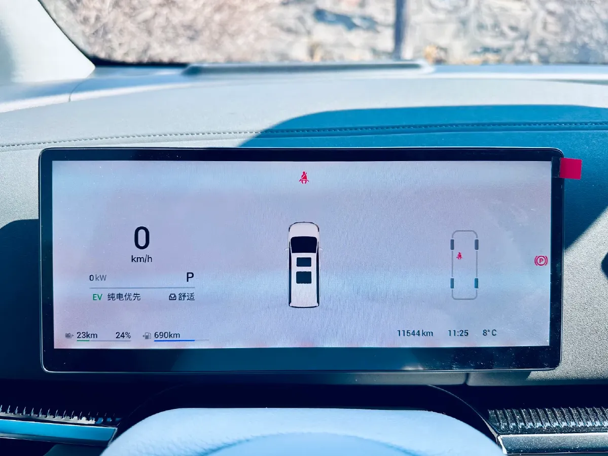 2025 Voyah Dream 1.5T 150HP L4 PHEV 41.7KWH,autocango,china used car exporter,china ev exporter,chinese used car exporter,chinese used ev exporter