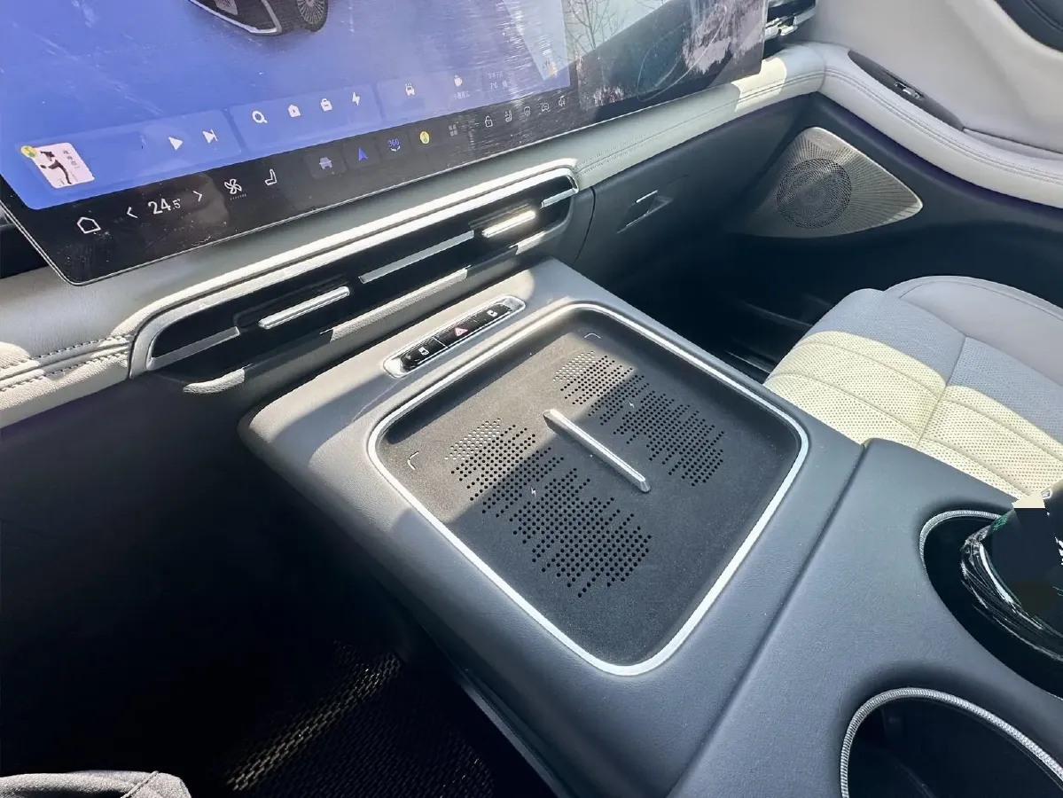 2025 Voyah Dream 1.5T 150HP L4 PHEV 41.7KWH,autocango,china used car exporter,china ev exporter,chinese used car exporter,chinese used ev exporter