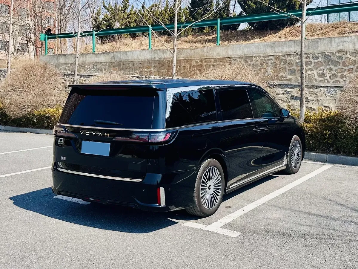 2025 Voyah Dream 1.5T 150HP L4 PHEV 41.7KWH,autocango,china used car exporter,china ev exporter,chinese used car exporter,chinese used ev exporter