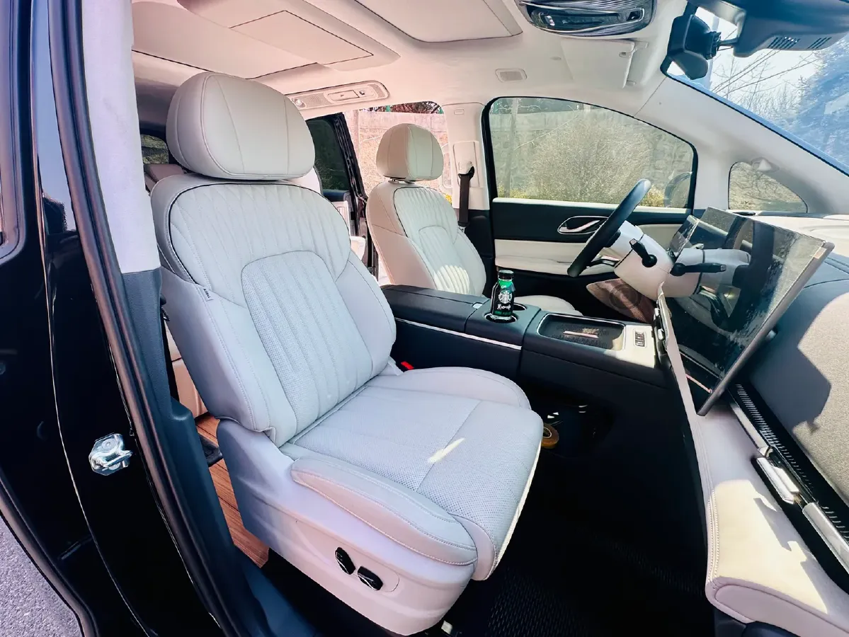 2025 Voyah Dream 1.5T 150HP L4 PHEV 41.7KWH,autocango,china used car exporter,china ev exporter,chinese used car exporter,chinese used ev exporter