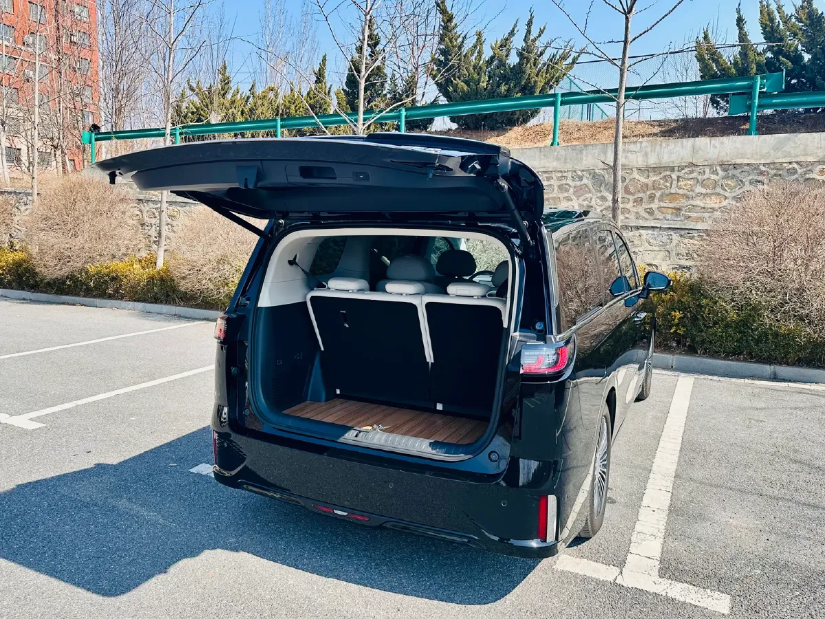 2025 Voyah Dream 1.5T 150HP L4 PHEV 41.7KWH,autocango,china used car exporter,china ev exporter,chinese used car exporter,chinese used ev exporter