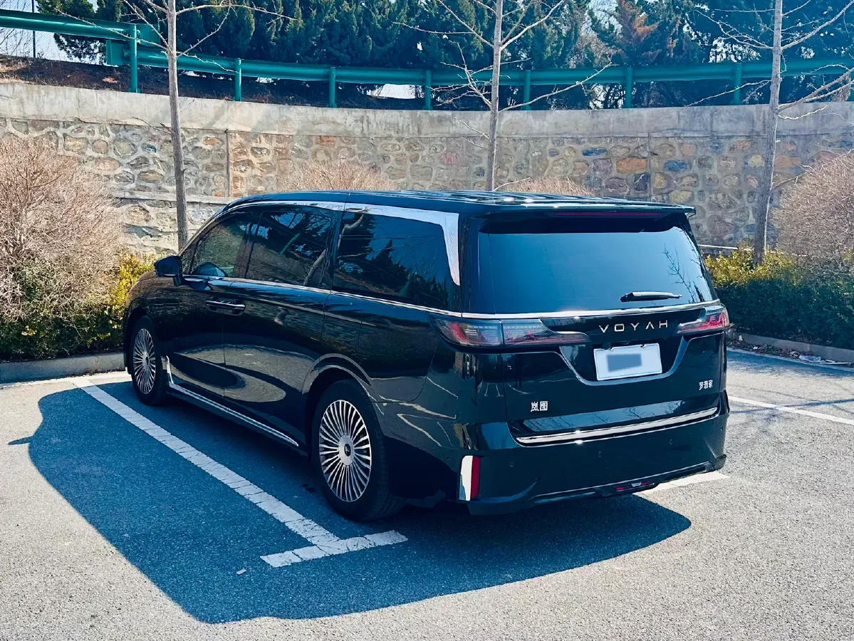 2025 Voyah Dream 1.5T 150HP L4 PHEV 41.7KWH,autocango,china used car exporter,china ev exporter,chinese used car exporter,chinese used ev exporter