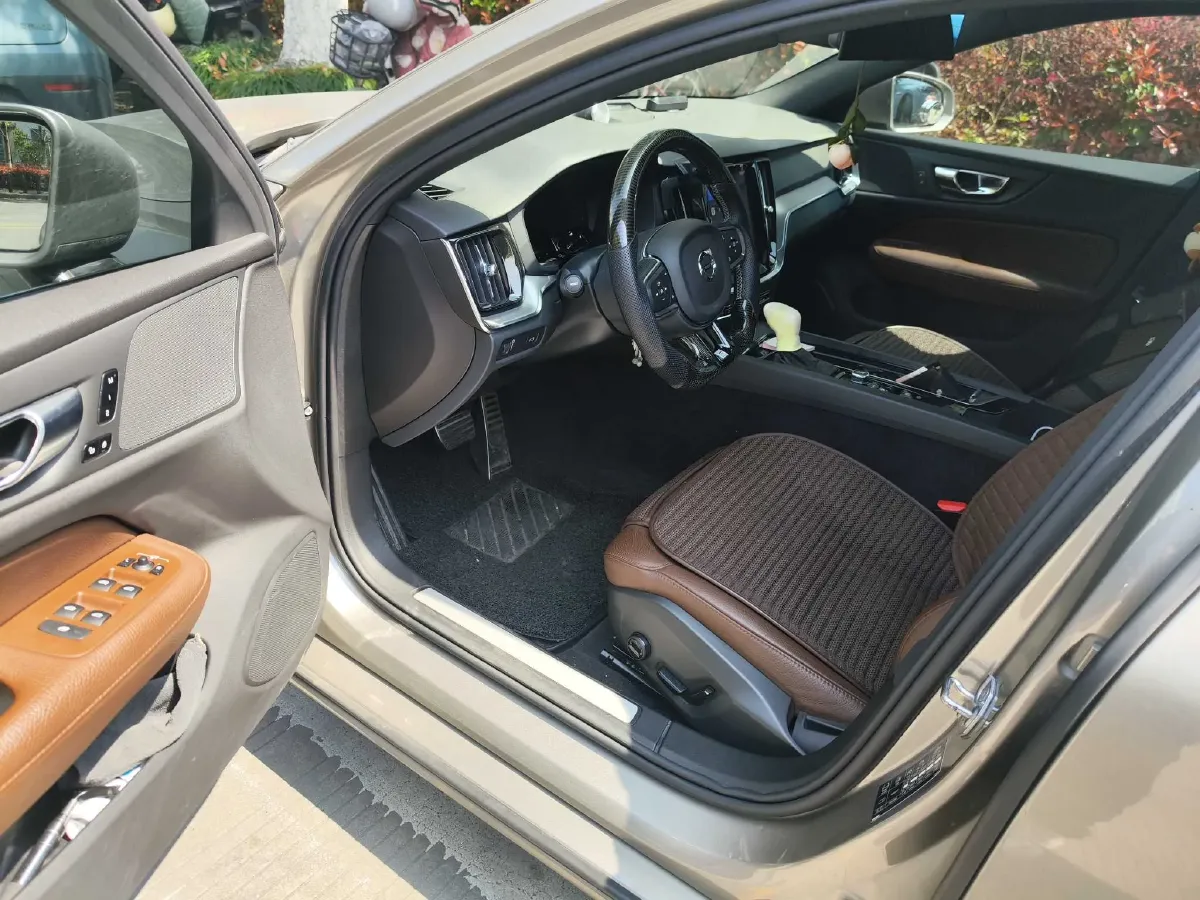 2021 Volvo S60 2.0T 190HP L4 8AT,autocango,china used car exporter,china ev exporter,chinese used car exporter,chinese used ev exporter