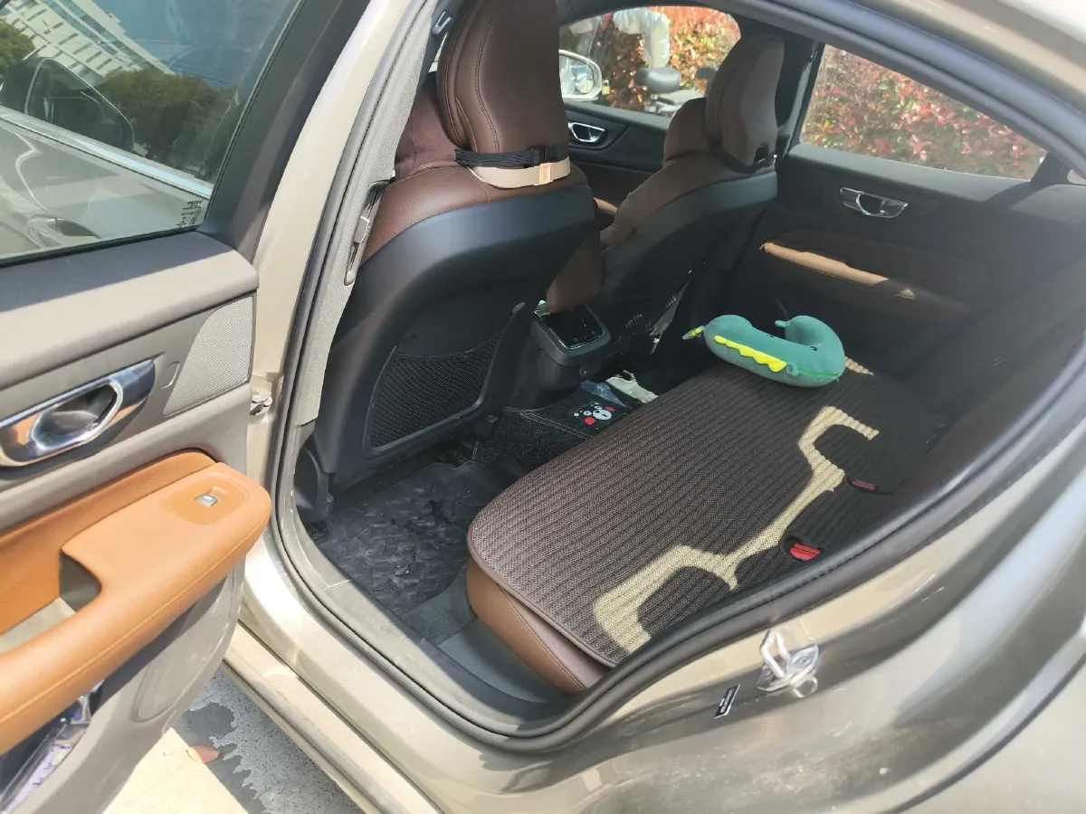 2021 Volvo S60 2.0T 190HP L4 8AT,autocango,china used car exporter,china ev exporter,chinese used car exporter,chinese used ev exporter