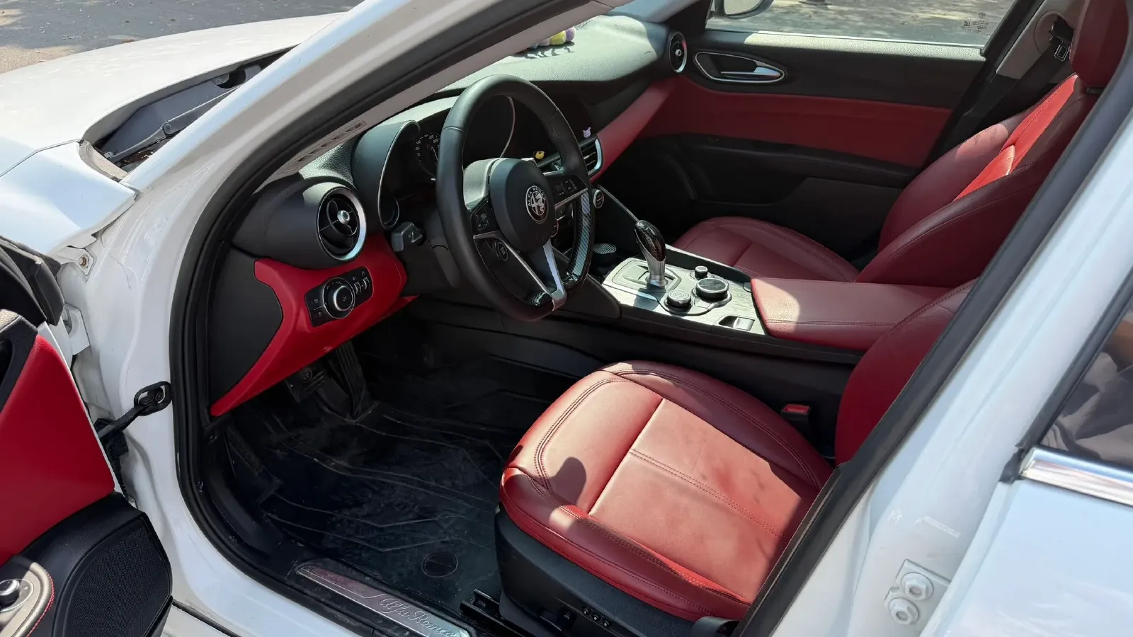 2017 Alfa Romeo Giulia 2.0T 200HP L4 8AT,autocango,china used car exporter,china ev exporter,chinese used car exporter,chinese used ev exporter