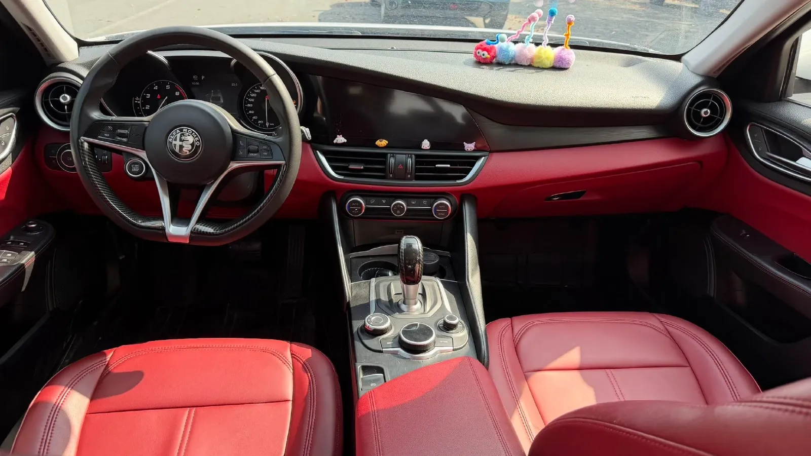 2017 Alfa Romeo Giulia 2.0T 200HP L4 8AT,autocango,china used car exporter,china ev exporter,chinese used car exporter,chinese used ev exporter