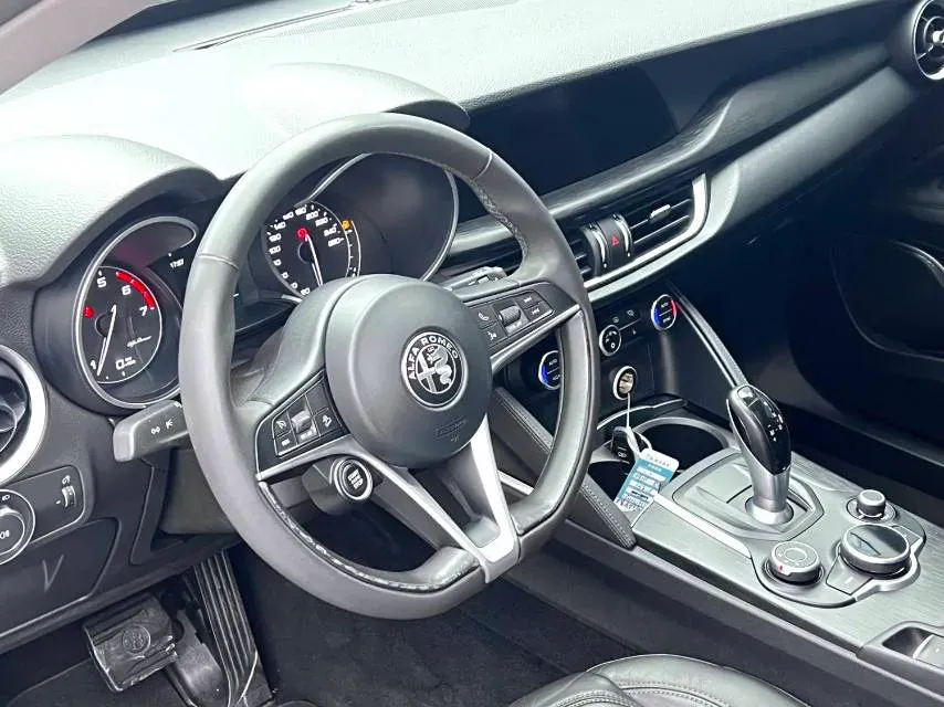 2017 Alfa Romeo Stelvio 2.0T 200HP L4 8AT,autocango,china used car exporter,china ev exporter,chinese used car exporter,chinese used ev exporter