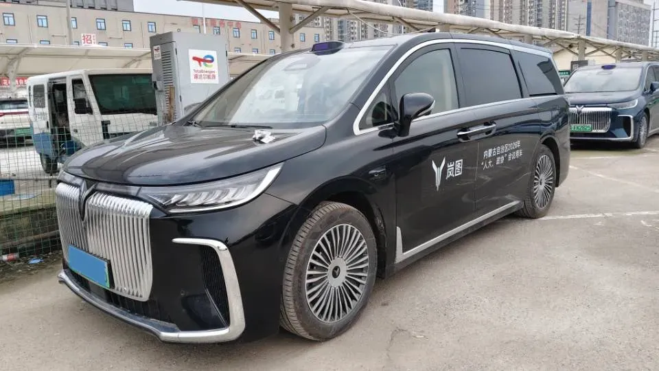 2025 Voyah Dream 1.5T 150HP L4 PHEV 41.7KWH,autocango,china used car exporter,china ev exporter,chinese used car exporter,chinese used ev exporter