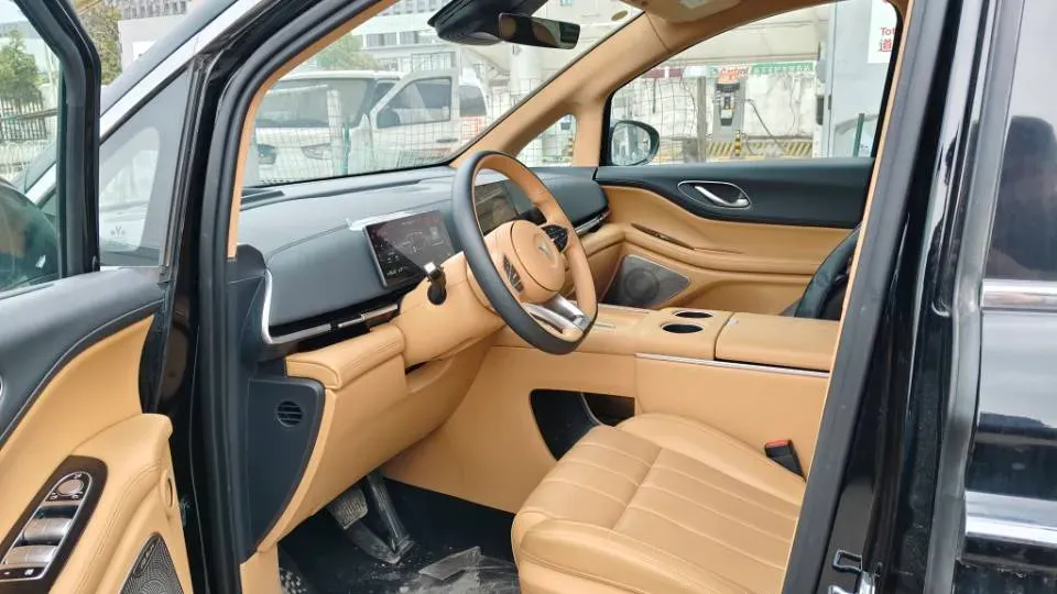 2025 Voyah Dream 1.5T 150HP L4 PHEV 41.7KWH,autocango,china used car exporter,china ev exporter,chinese used car exporter,chinese used ev exporter