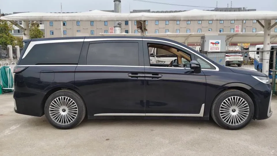 2025 Voyah Dream 1.5T 150HP L4 PHEV 41.7KWH,autocango,china used car exporter,china ev exporter,chinese used car exporter,chinese used ev exporter