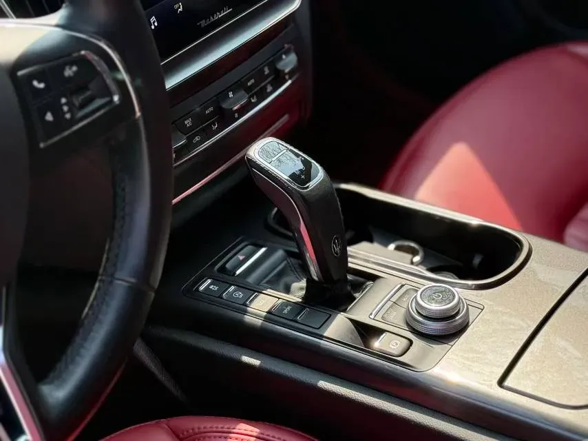 2021 Maserati Ghibli 2.0T 330HP L4 8AT,autocango,china used car exporter,china ev exporter,chinese used car exporter,chinese used ev exporter