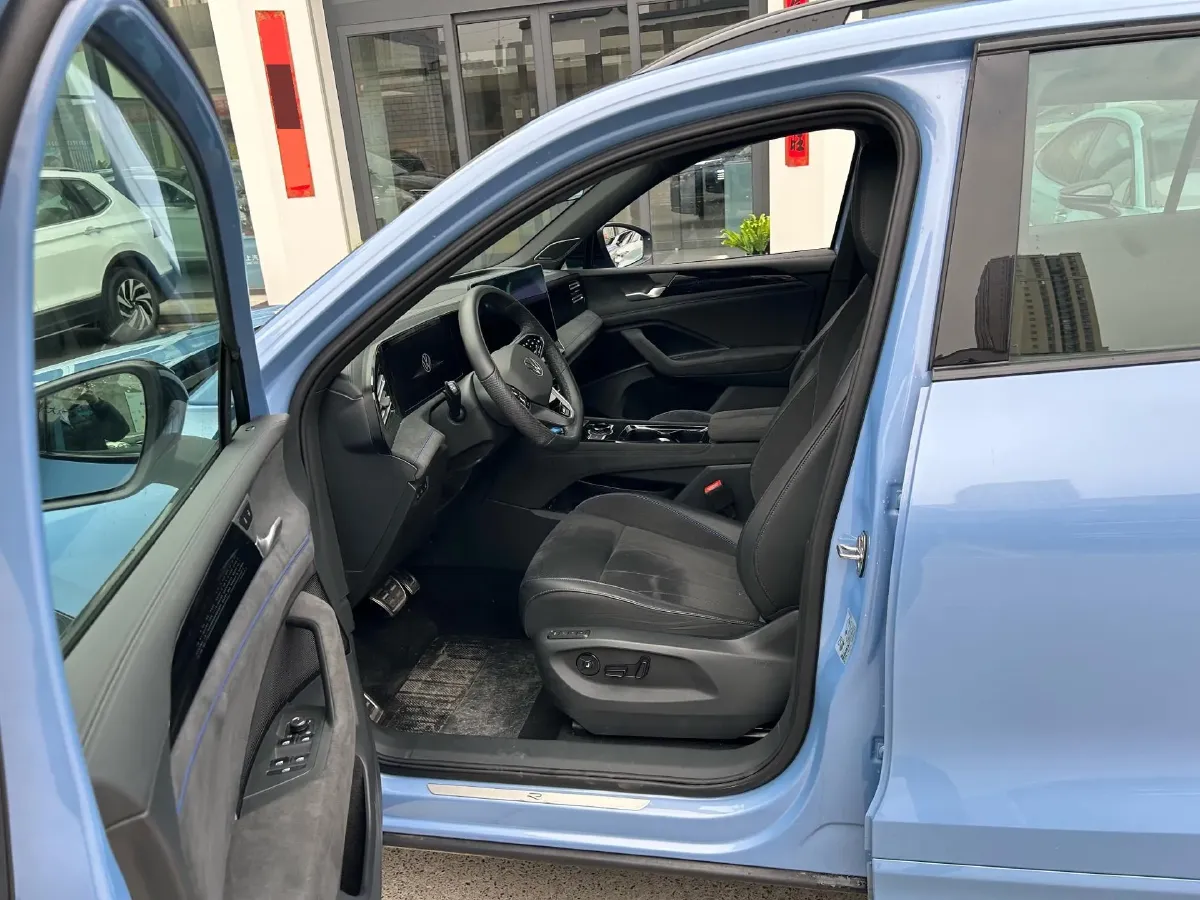 2025 Volkswagen Tiguan L 2.0T 220HP L4 7DCT,autocango,china used car exporter,china ev exporter,chinese used car exporter,chinese used ev exporter