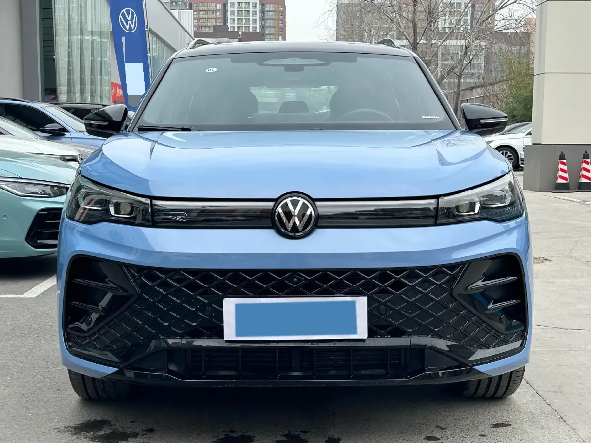 2025 Volkswagen Tiguan L 2.0T 220HP L4 7DCT,autocango,china used car exporter,china ev exporter,chinese used car exporter,chinese used ev exporter