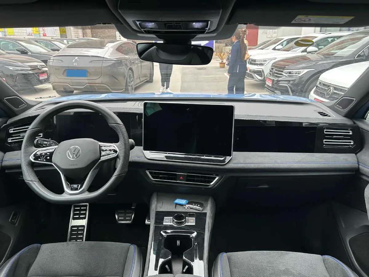 2025 Volkswagen Tiguan L 2.0T 220HP L4 7DCT,autocango,china used car exporter,china ev exporter,chinese used car exporter,chinese used ev exporter