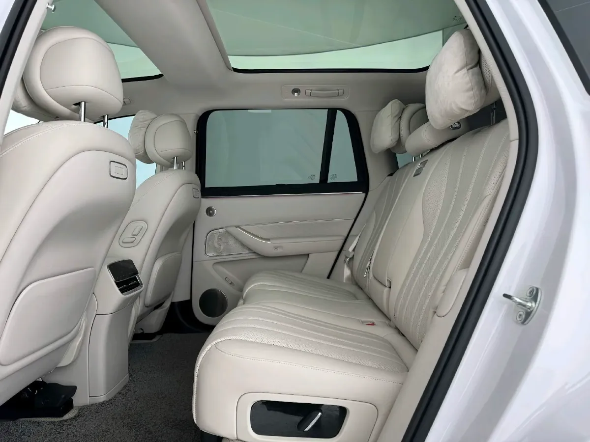 2025 AITO AITO M8 REEV 160HP REEV 53.4KWH,autocango,china used car exporter,china ev exporter,chinese used car exporter,chinese used ev exporter