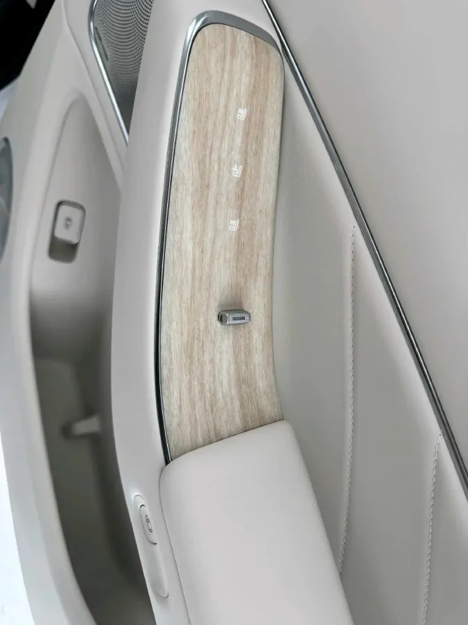 2025 AITO AITO M8 REEV 160HP REEV 53.4KWH,autocango,china used car exporter,china ev exporter,chinese used car exporter,chinese used ev exporter