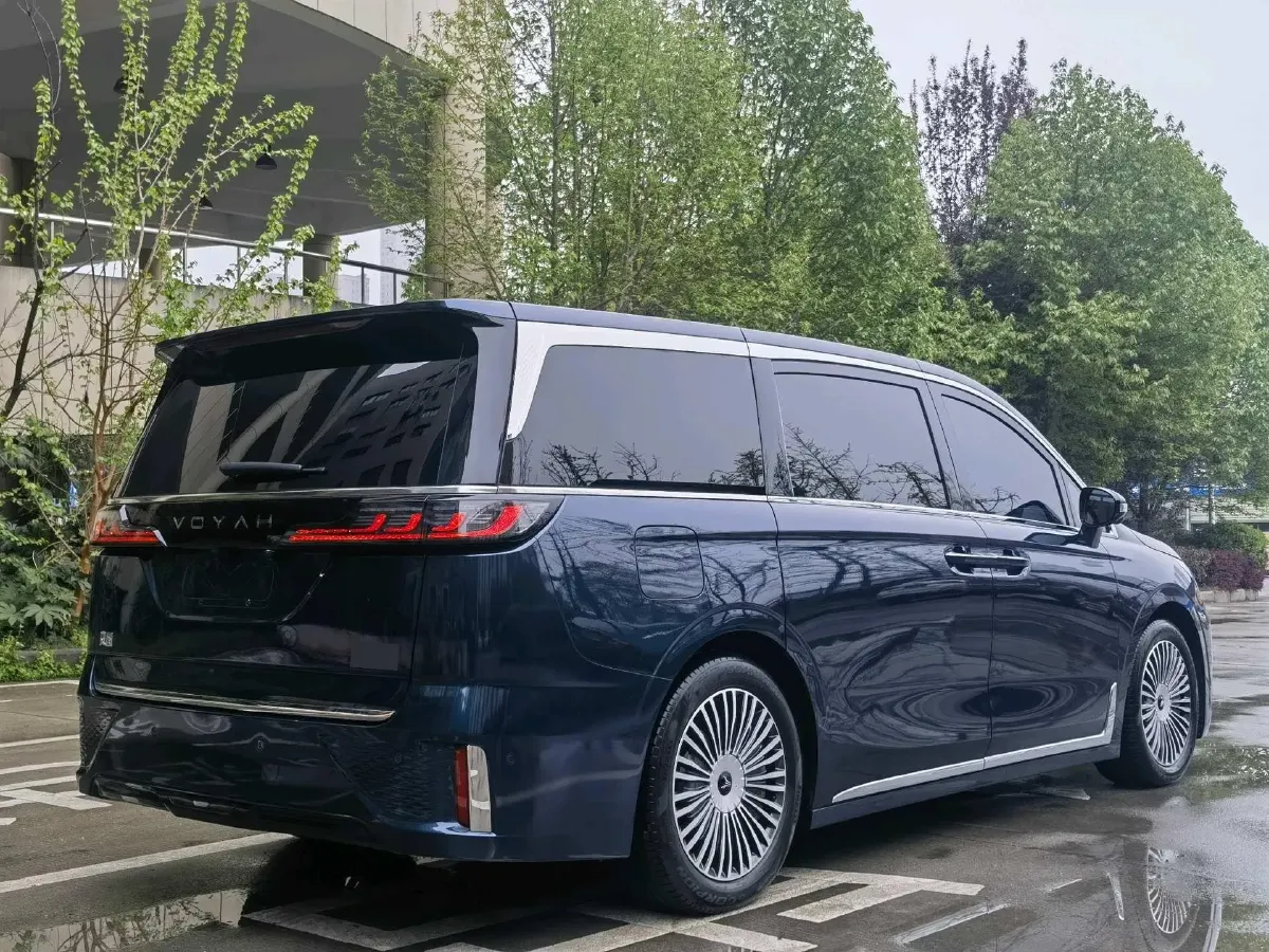 2025 Voyah Dream 1.5T 150HP L4 PHEV 41.7KWH,autocango,china used car exporter,china ev exporter,chinese used car exporter,chinese used ev exporter